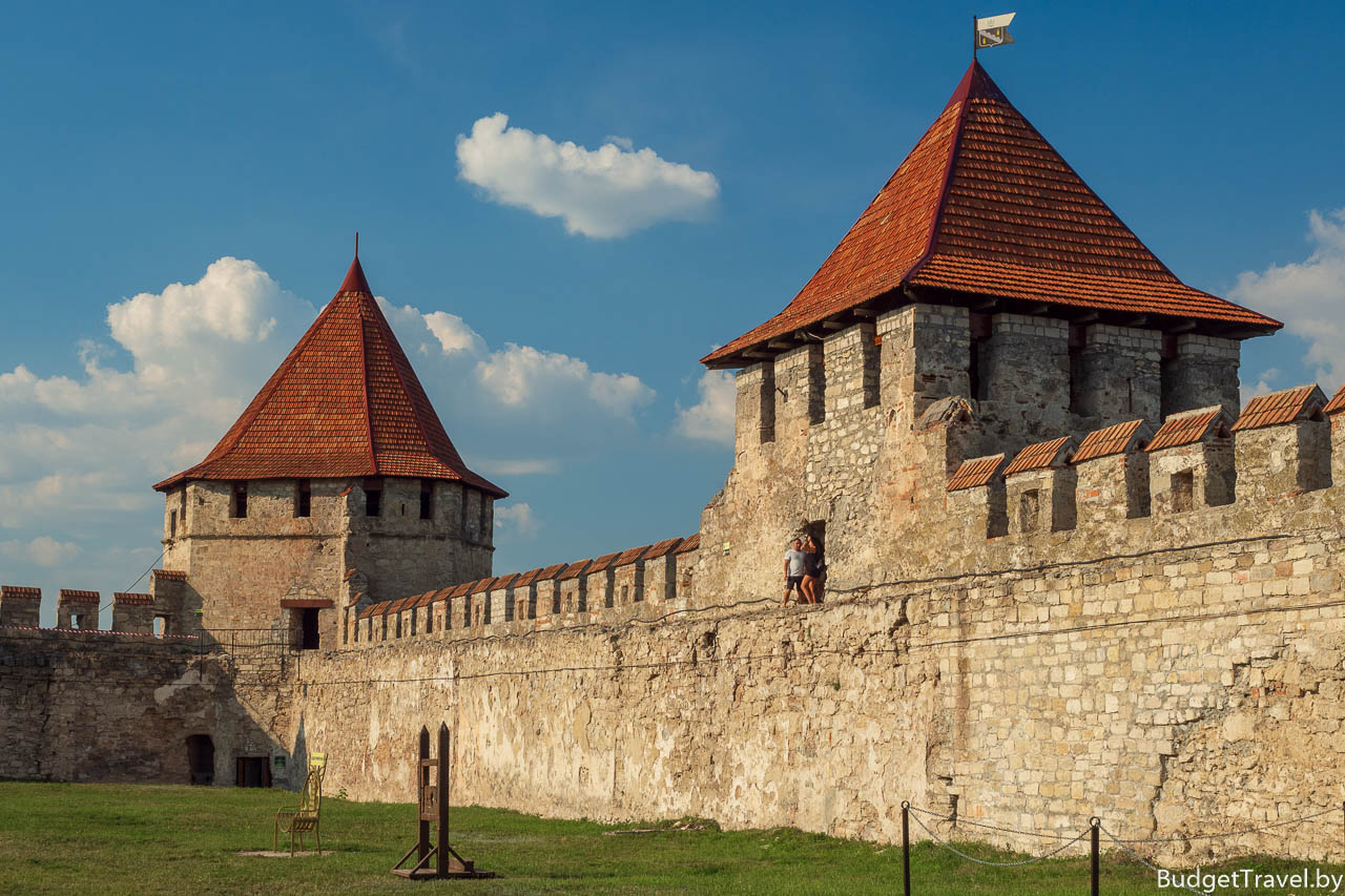 Оборонительные стены и башни в крепости