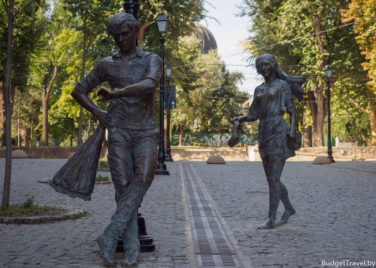 Памятник влюблённым в Кишинёве