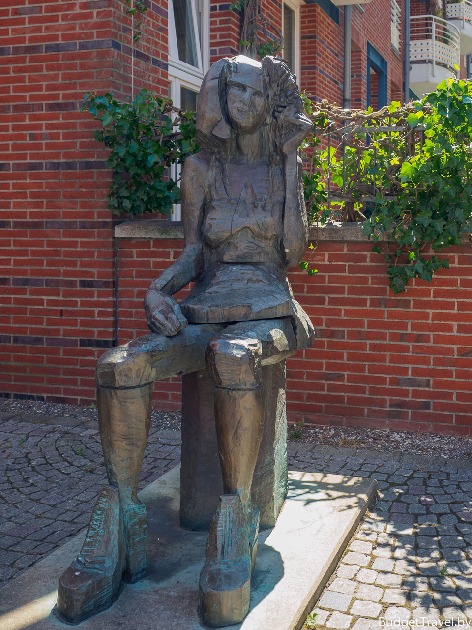 Скульптура девочки-переростка