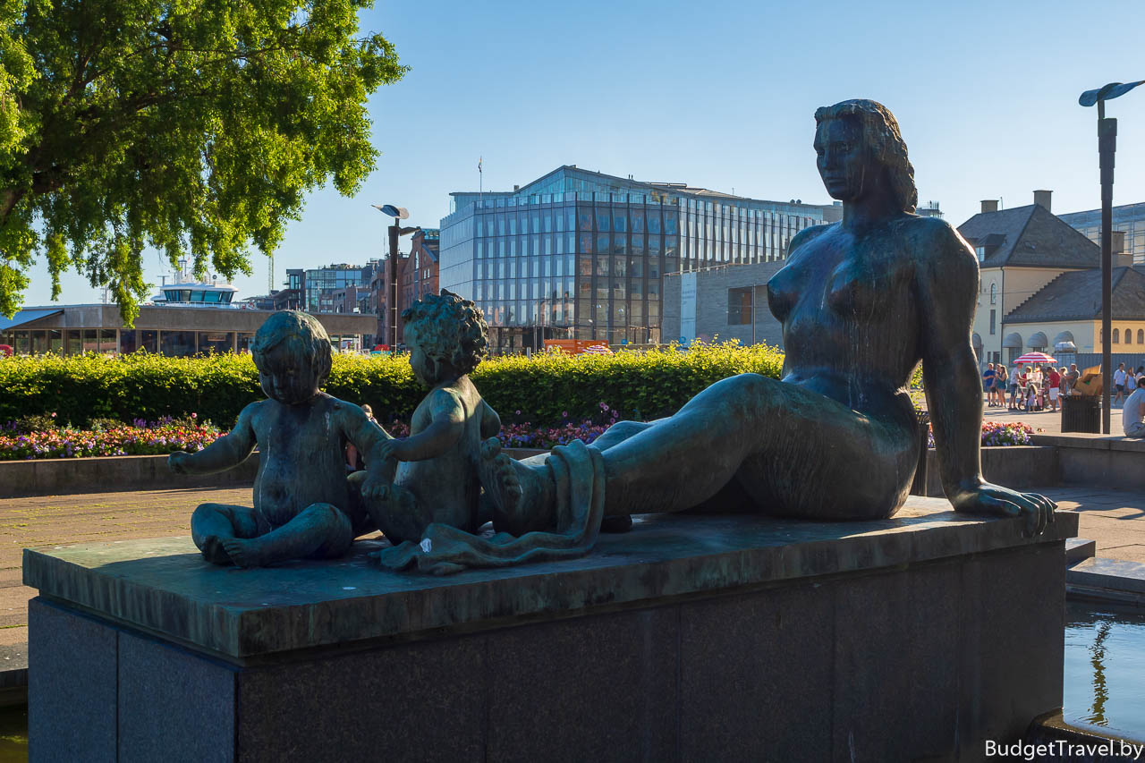 Скульптура ногой женщины с детьми