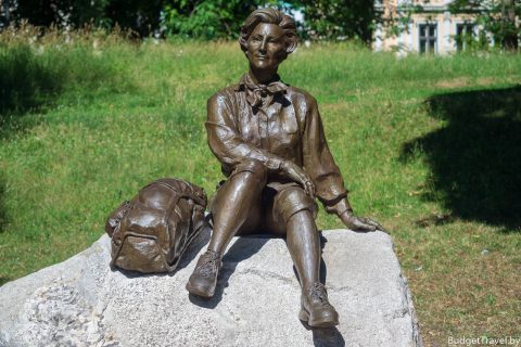 Скульптура туристки на камне в Осло