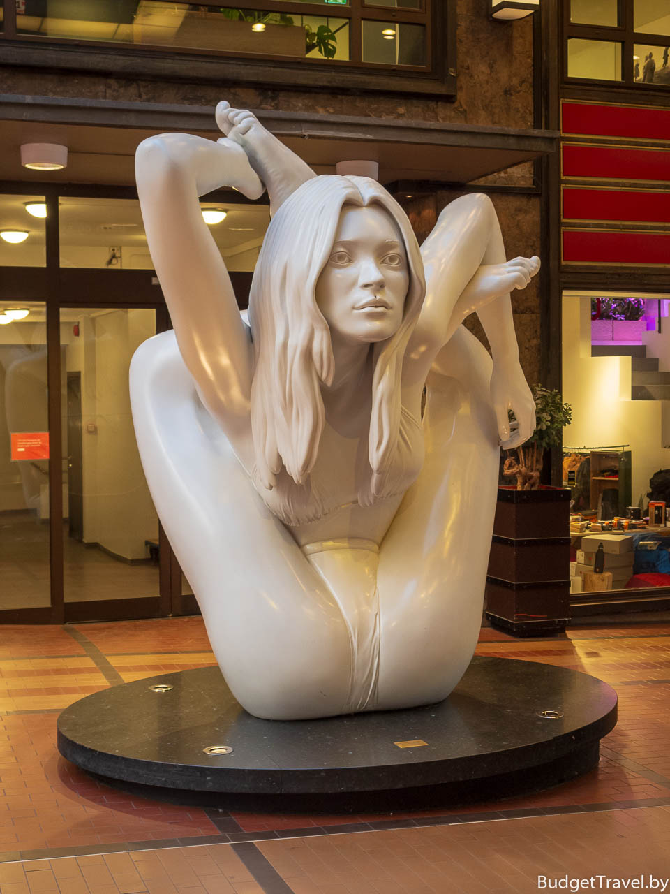 Скульптура женщины в Осло