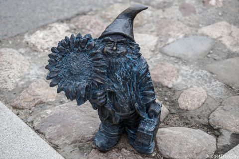 Скульптура гнома в Варшаве