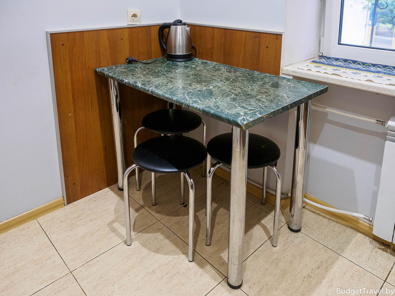 Кухонный стол - Апартаменты в Киеве