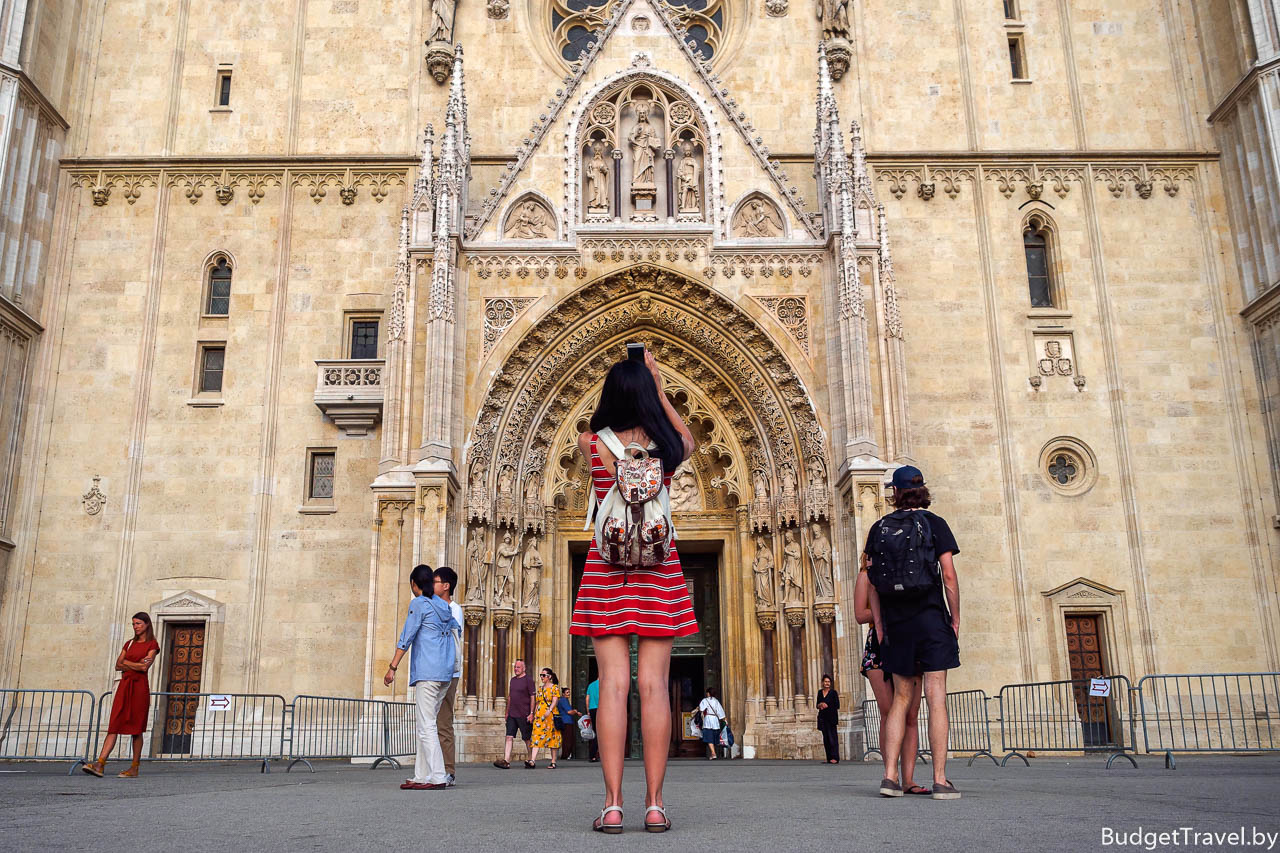 Девушка фотографирует Загребский кафедральный собор