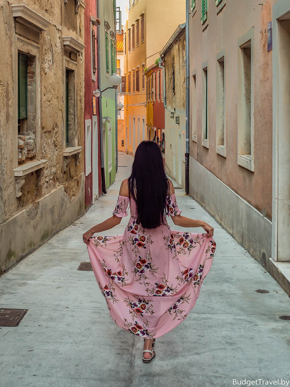 Девушка в длинном платье в Старом городе - Задар