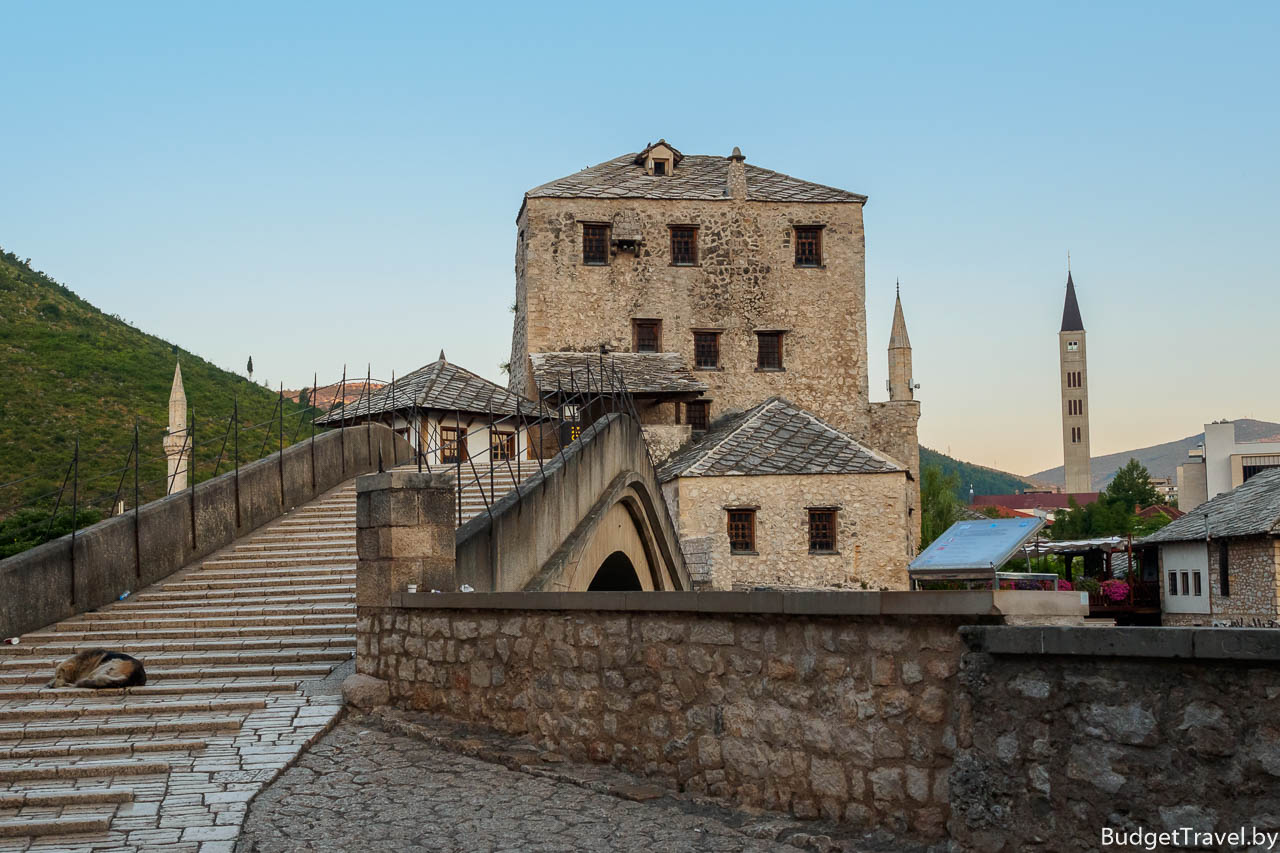 Пустой Старый мост в городе Мостар