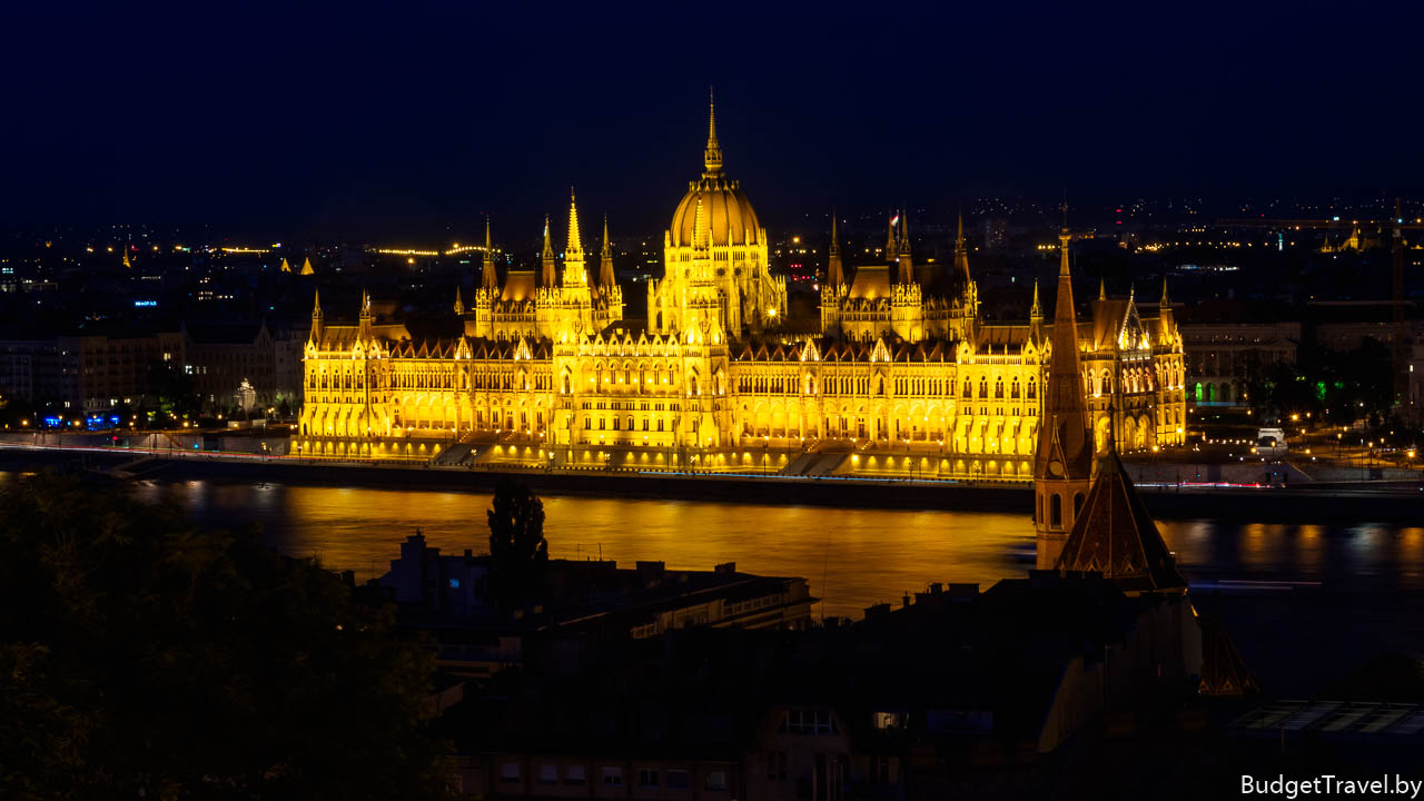 Венгерский парламент после заката