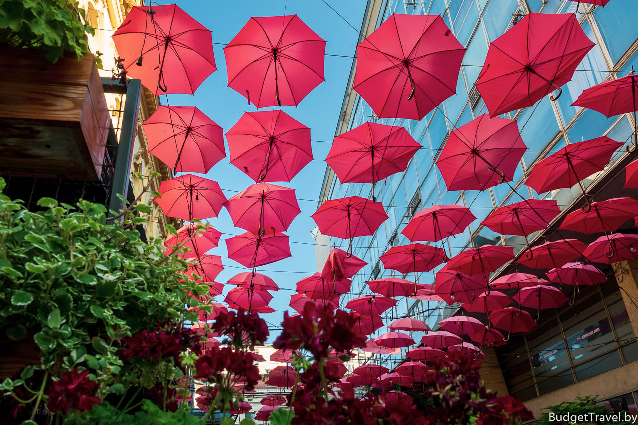 Зонтики на улице в Старом городе